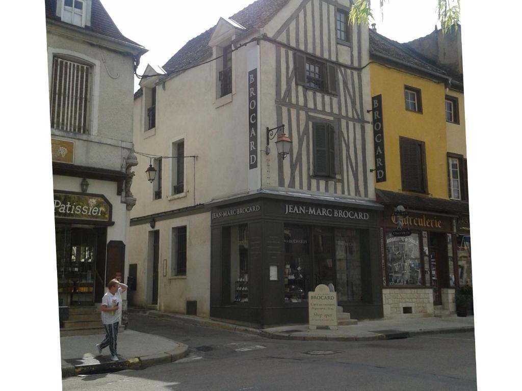 Les Appartements De Chablis Exteriör bild